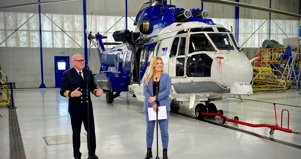 Aslaug-Arna-Sigurbjornsdottir-og-Georg-Larusson-i-flugskyli-LHG